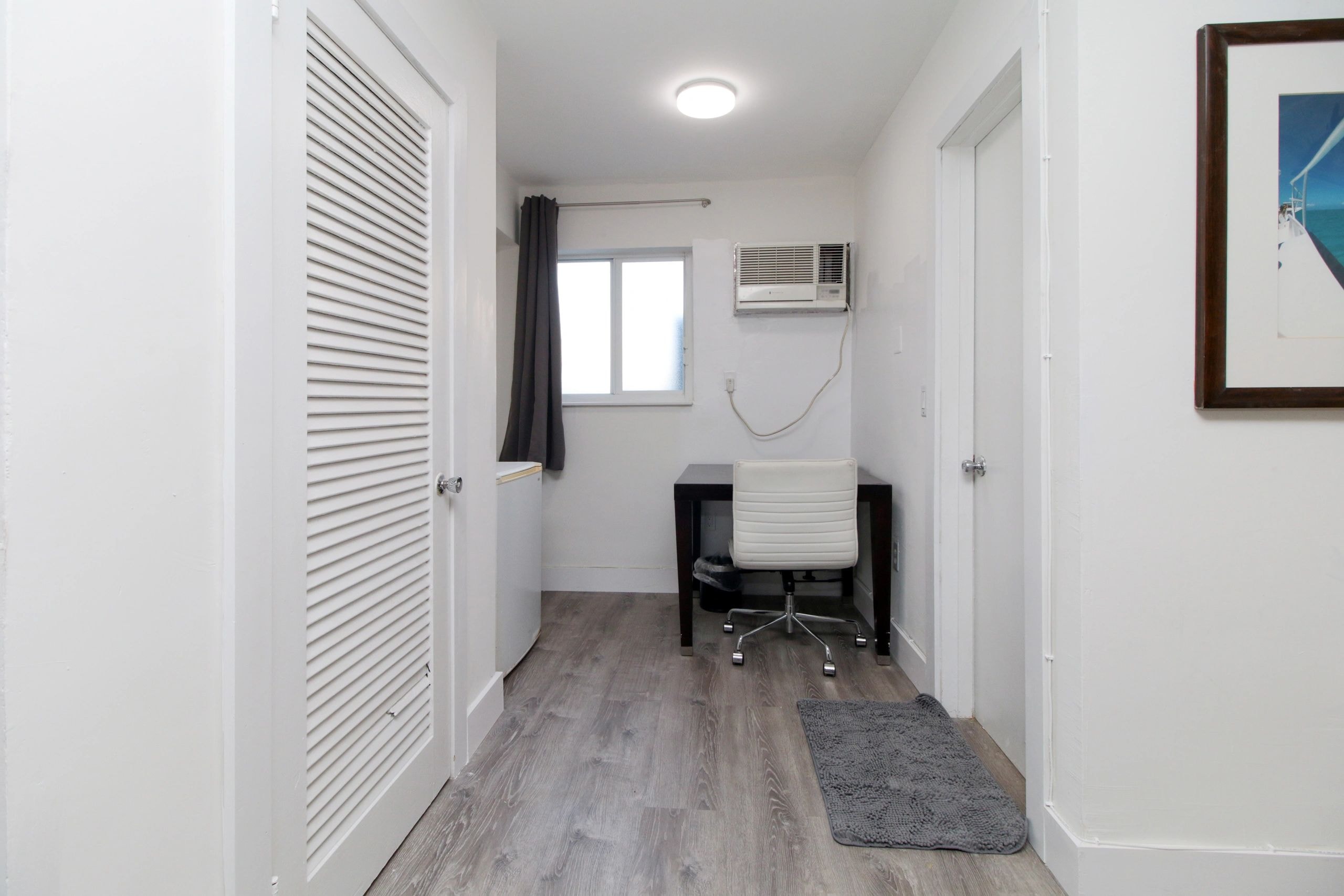 King Room — Yellow Accent